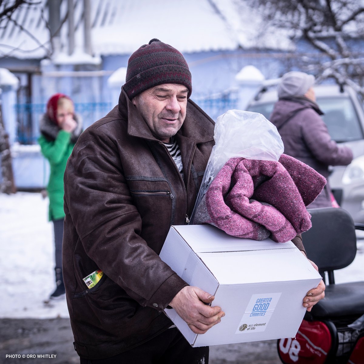 20230217_Man Carrying Box and Blanket_©Oro Whitley_Ukraine Response_Food Boxes and Blankets Distribution (Halystynove)-square