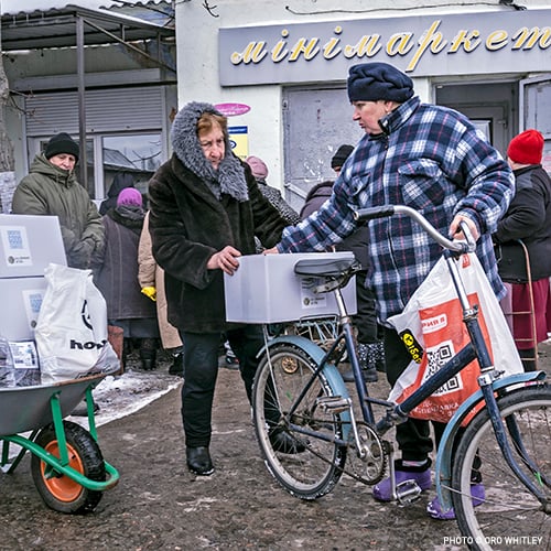 20230217_Two_Women_with_Bicycle_and_Box_©Oro_Whitley_Ukraine_Response_Food_Boxes_and_Blankets_Distribution