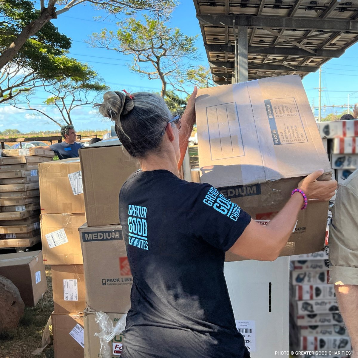20230817_Maui_Wildfires_Arrival_in_Maui_Unloading_Supplies_Sára_Varsa_lifting_box_©_GGC_Disaster_Relief copy
