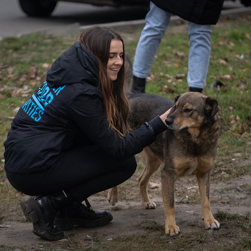 20231121_Borodianka_0014_Martyna_Maciejewska_petting_dog_©_Oro_Whitley_GGC_Ukraine_Relief